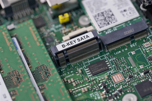 僅巴掌大小的桌面神器！小米迷你主機圖賞