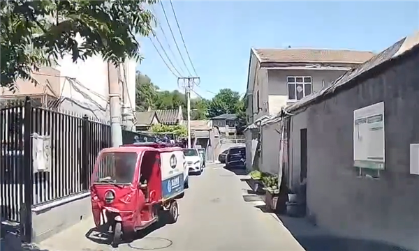 車主開(kāi)豐田埃爾法極限鉆北京胡同驚呆眾人 網(wǎng)友：我寧愿步行