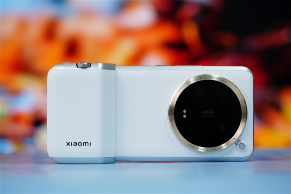 小米2024開(kāi)年最強(qiáng)旗艦！小米14 Ultra龍晶藍(lán)影像套裝圖賞