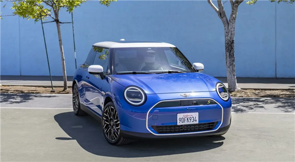 全球唯一！寶馬MINI Cooper EV這塊屏幕我能玩一整天