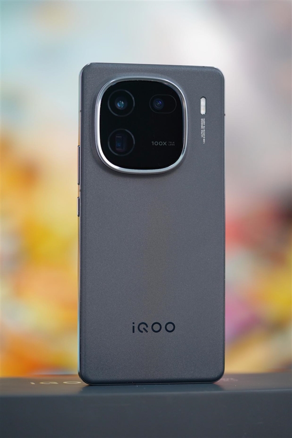 “萬(wàn)里舷窗”吸睛！iQOO 12賽道版圖賞