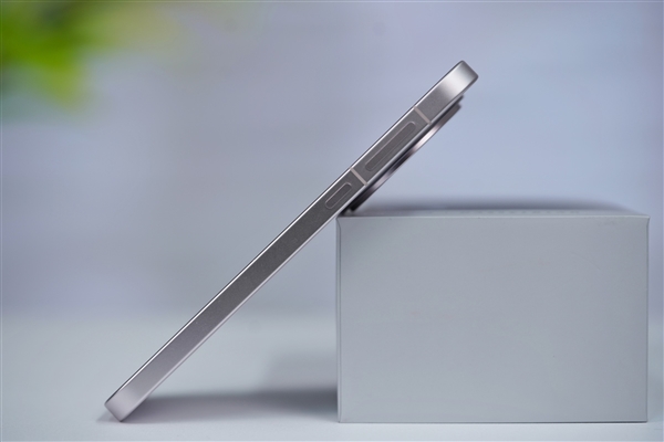 超窄物理四等邊屏幕！OPPO Find X8圖賞