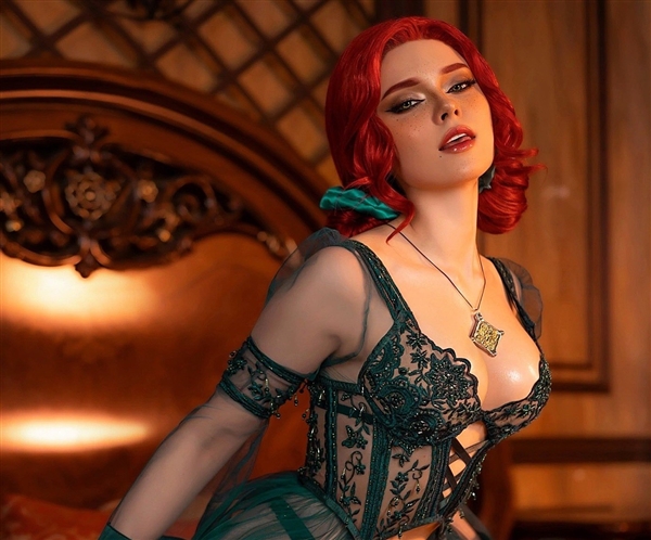 俄羅斯美女Cos《巫師3》特莉絲：性感美艷 服裝還原