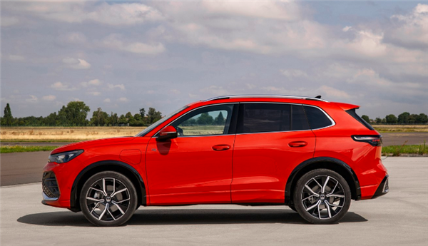 大眾“頭牌SUV”途觀正式發(fā)布：內(nèi)飾外觀全部換新 電動(dòng)味十足