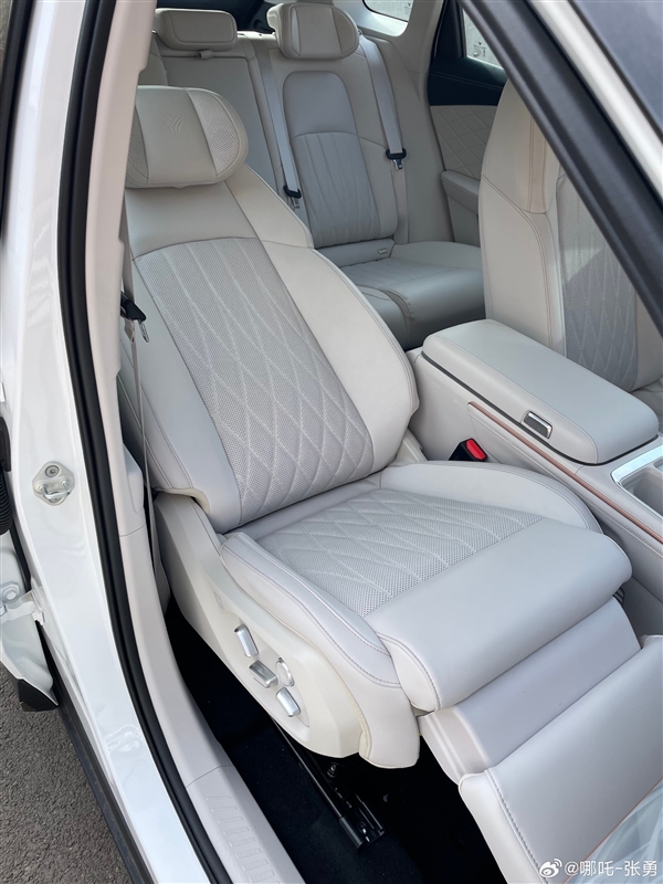 彩電冰箱大沙發(fā)全配齊！哪吒L上市定檔：增程版配40度大電池