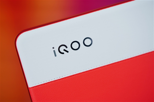 紅白撞色太吸睛！iQOO Neo9紅白魂圖賞