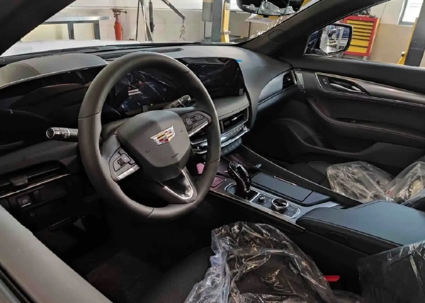 年輕人的第一輛后驅(qū)轎跑！全新凱迪拉克CT5實車曝光