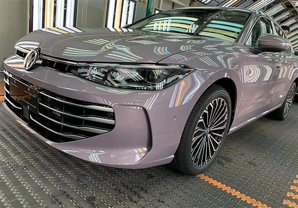 兩幅面孔看齊途觀L PRO：全新國產(chǎn)大眾帕薩特PRO實(shí)車曝光