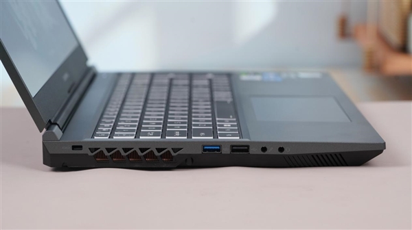 13代i7+RTX 4060首發(fā)6999元！七彩虹將星X15 AT游戲本圖賞