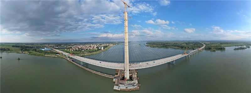 我國最大跨徑無輔助墩組合梁獨塔斜拉橋合龍：全長4454米、主塔高201米