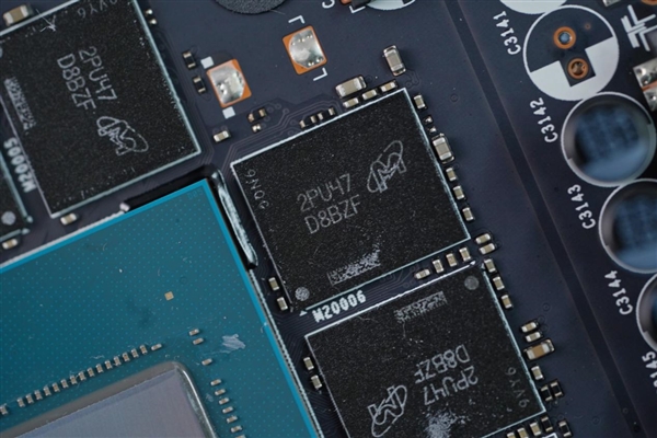 純白陶瓷設(shè)計耳目一新！銘瑄RTX 4080璦珈圖賞