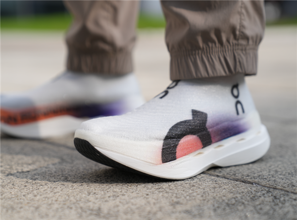 我找專業(yè)運動員聊了聊 這雙有門檻的革命性跑鞋到底是怎么火的