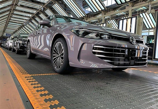 兩幅面孔看齊途觀L PRO：全新國產(chǎn)大眾帕薩特PRO實(shí)車曝光