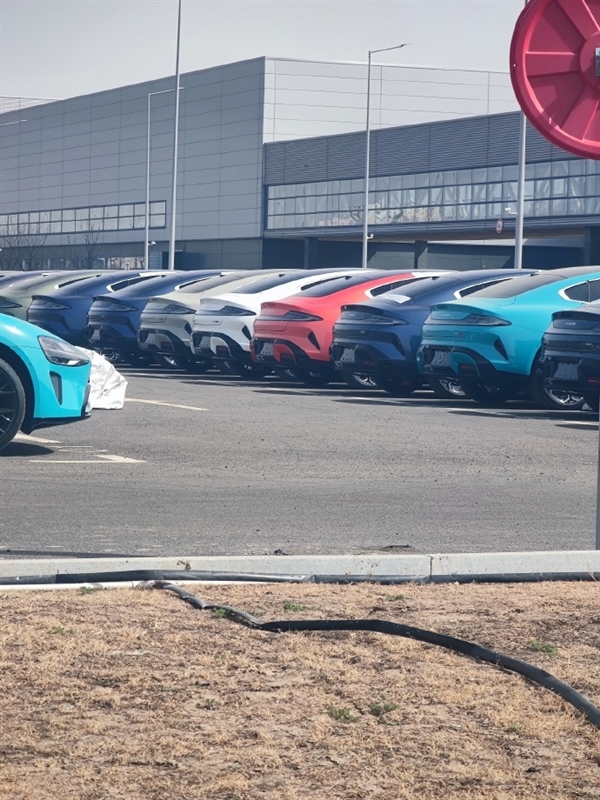 實(shí)拍！小米汽車米橙色首曝：多款新配色集體亮相