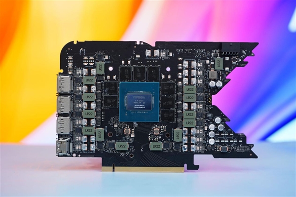 全黑化！NVIDIA RTX 4080 SUPER公版顯卡圖賞