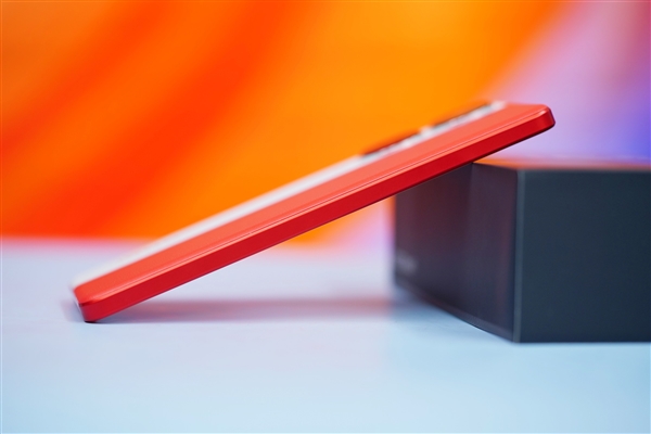 紅白撞色太吸睛！iQOO Neo9紅白魂圖賞