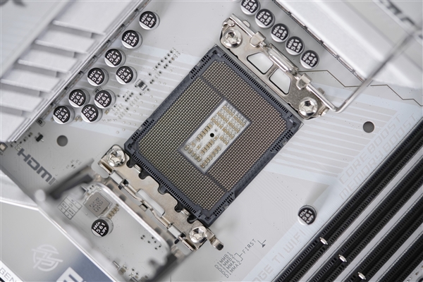 白色海景房絕配！微星MPG Z890 EDGE TI WIFI主板圖賞