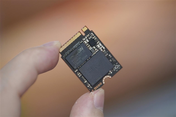 狂飆7100 MB/s！美光P310 SSD圖賞：僅SD卡大小