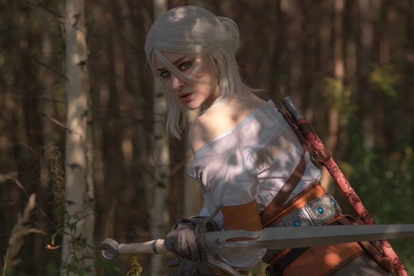 俄羅斯辣妹COS《巫師3》希里美圖：半遮半掩熱辣身材