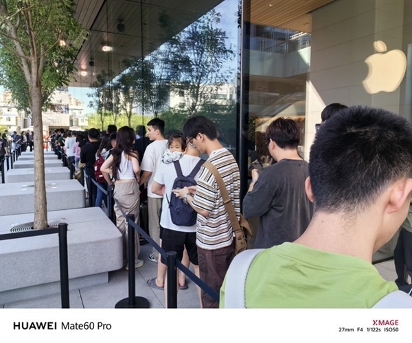 蹲到半夜才在官網撿到漏！iPhone 15 Pro首銷上手：輕薄 但容易沾指紋