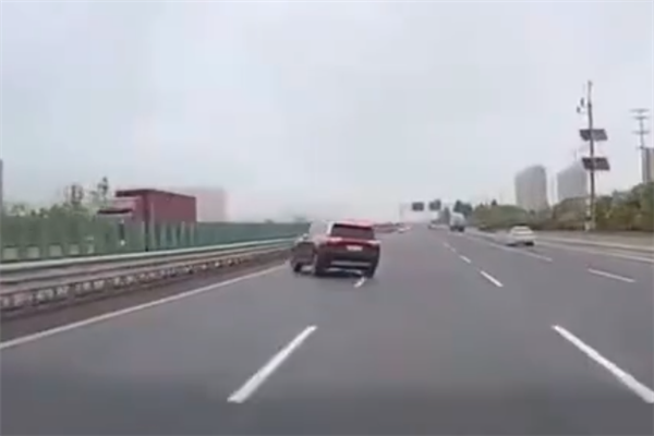 問(wèn)界M9高速路突然失控撞護(hù)欄 官方回應(yīng)：用戶誤操作干預(yù)方向盤