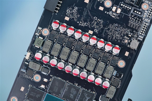 雪白機身吸睛！技嘉RTX 4080 SUPER AERO雪鷹OC顯卡圖賞