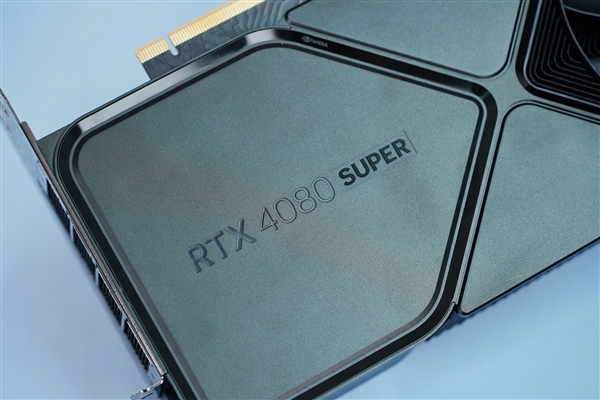 全黑化！NVIDIA RTX 4080 SUPER公版顯卡圖賞