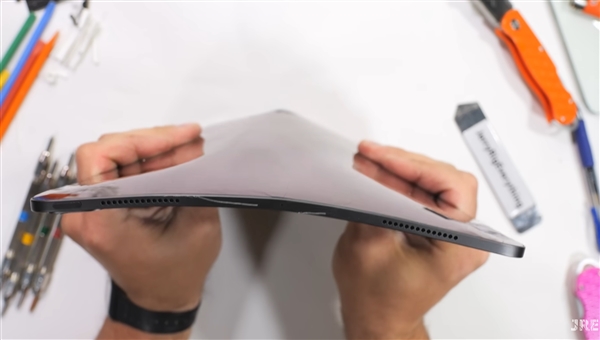 這回不容易掰彎了！蘋果新款iPad Pro暴力測試