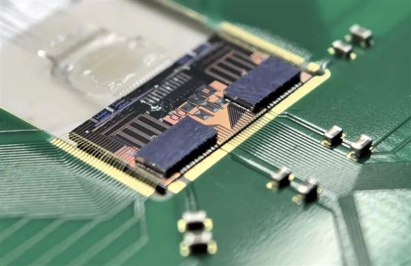 國內(nèi)首款2Tb/s 3D集成硅光芯粒成功出樣！華為、英偉達等巨頭都在押注