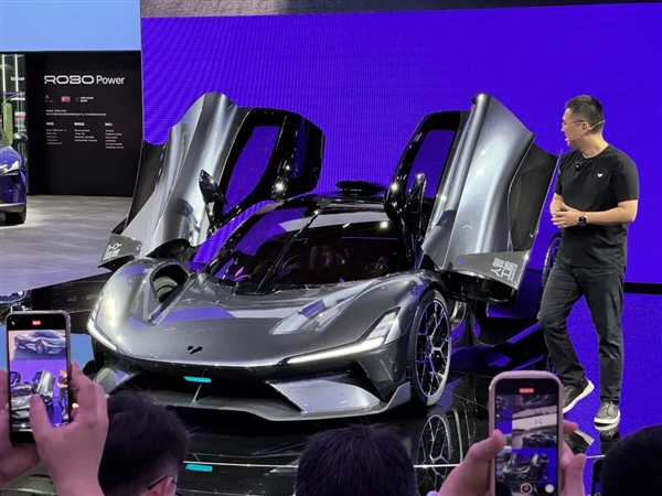 沒(méi)想到 廣州車(chē)展上 大家還是追著雷軍跑