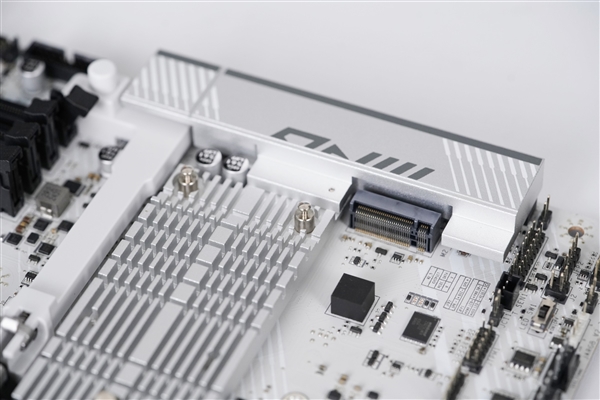 白色海景房絕配！微星MPG Z890 EDGE TI WIFI主板圖賞