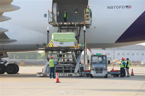 旅美20年大熊貓“丫丫”回國后首次露面：一到機場就收到了竹子、新鮮筍尖管飽