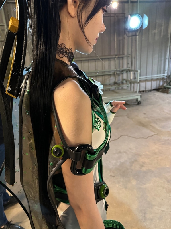 《星刃》女主伊芙新Cos美圖賞：顏值高 身材超棒！