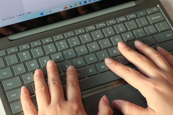 比MacBook Air還輕的輕薄本！微軟Surface Laptop Go 3上手