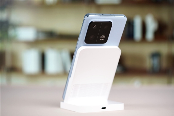 小米13 Pro絕配！小米50W立式風冷無線充Pro圖賞