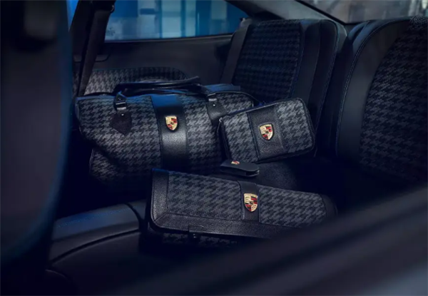 保時(shí)捷經(jīng)典老車拍出860萬天價(jià)！被稱最丑一代911