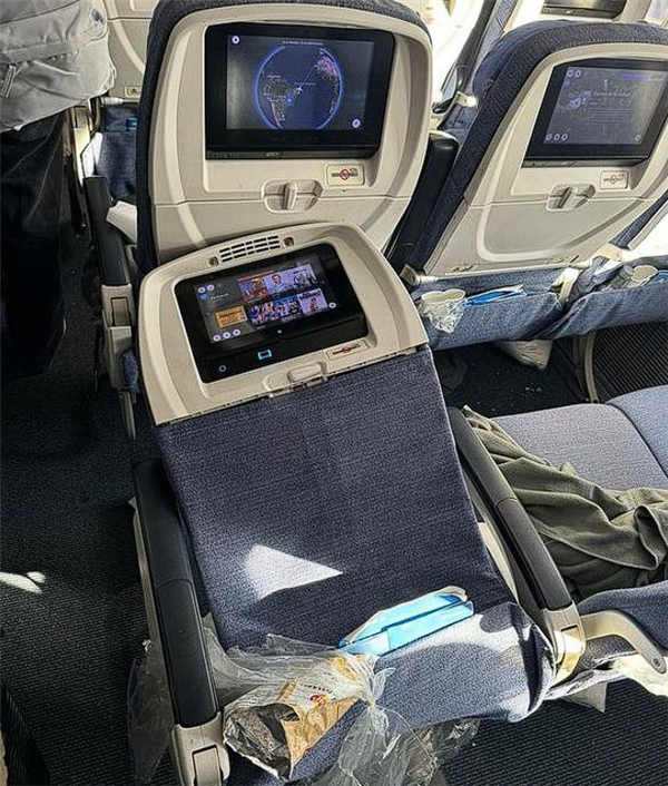 國外一航班遇湍流：頂棚掉落、有旅客被震進行李架