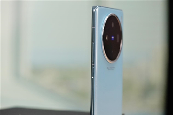 獨(dú)特非對稱的月環(huán)云階！vivo X100星跡藍(lán)圖賞
