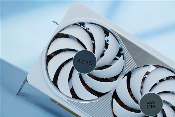 雪白機身吸睛！技嘉RTX 4080 SUPER AERO雪鷹OC顯卡圖賞