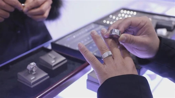 一天內(nèi)免費發(fā)100顆！在河南縣城“鉆石賣得像白菜”