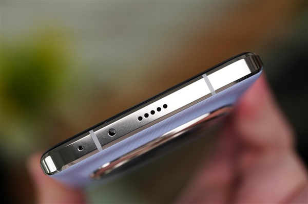 壓花素皮絕美！榮耀Magic 6 Pro流云紫圖賞