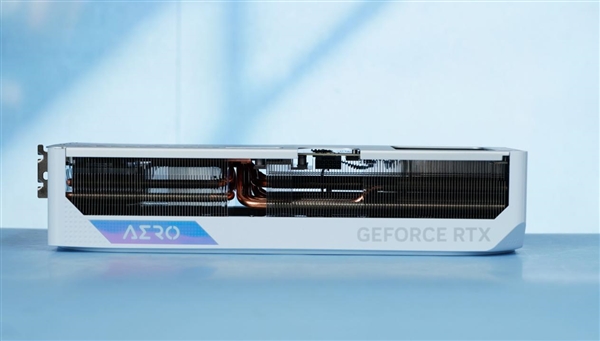 雪白機身吸睛！技嘉RTX 4080 SUPER AERO雪鷹OC顯卡圖賞