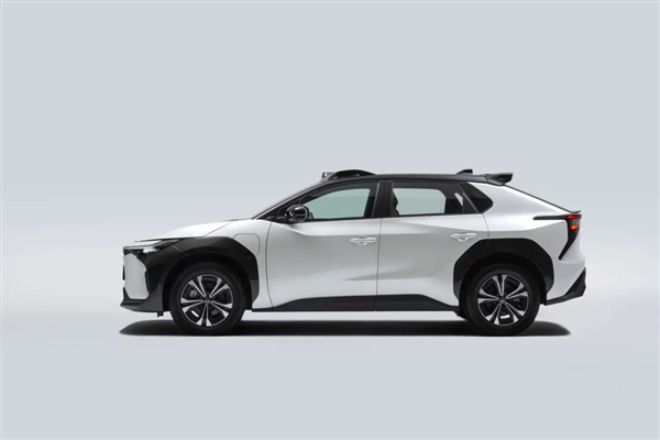 豐田首款自動(dòng)駕駛出租汽車亮相進(jìn)博會(huì)：與小馬出行共同打造