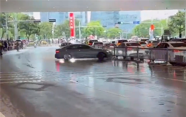 奧迪A4L漂移失控撞護(hù)欄！GTShow組委會(huì)聲明：系社會(huì)車輛