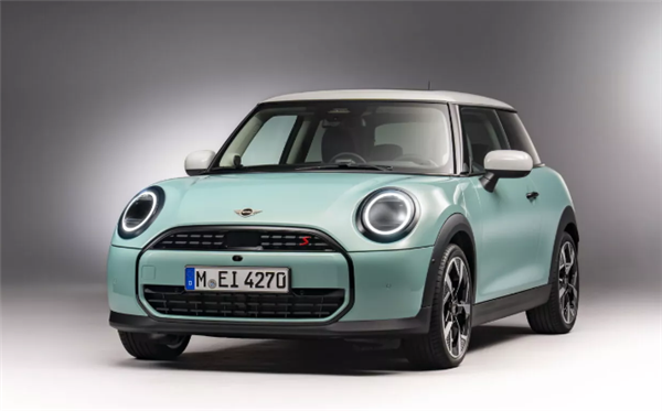 標(biāo)配2.0T四缸發(fā)動(dòng)機(jī)！2025款MINI Cooper發(fā)布：海外20.8萬(wàn)元起售
