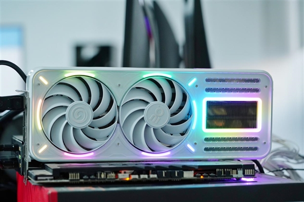 純白高顏值！影馳20周年款RTX 4070顯卡圖賞