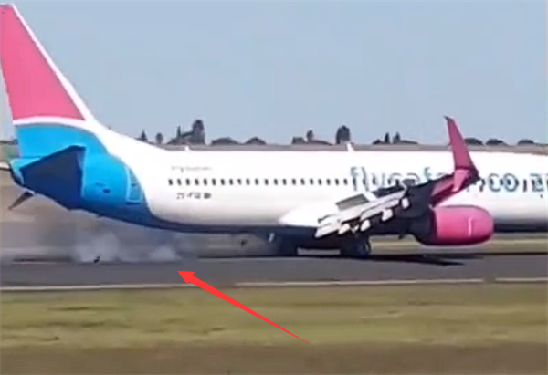 波音再出事故 美國(guó)一客機(jī)應(yīng)急滑梯飛行中脫落：掉頭緊急迫降