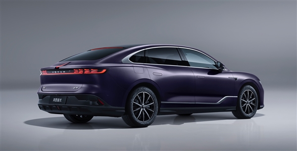 要搶5系、A6L、E級市場！嵐圖追光PHEV亮相：5米多長掛綠牌的旗艦轎車