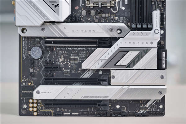 身披銀白戰(zhàn)甲！華碩ROG STRIX Z790-A GAMING WIFI D4吹雪主板圖賞