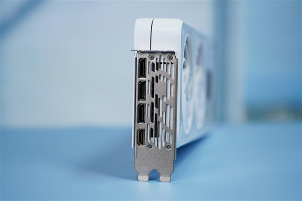 純白高顏值！影馳20周年款RTX 4070顯卡圖賞